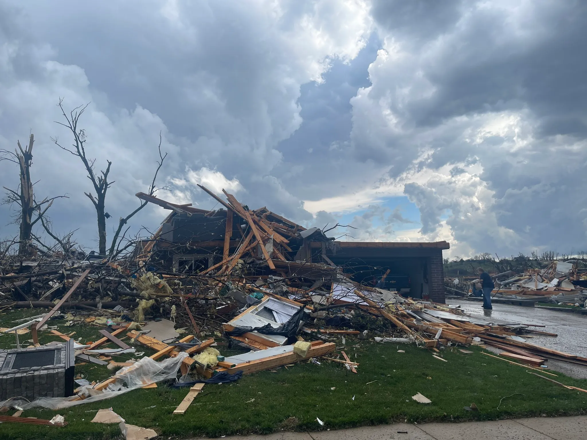 Несколько мощных торнадо обрушились на штат Небраска и превратили дома в руины